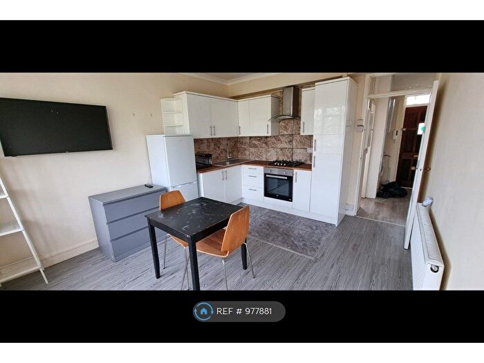 2 Bedroom Flat To Rent In Kilburn Vale, London, NW6