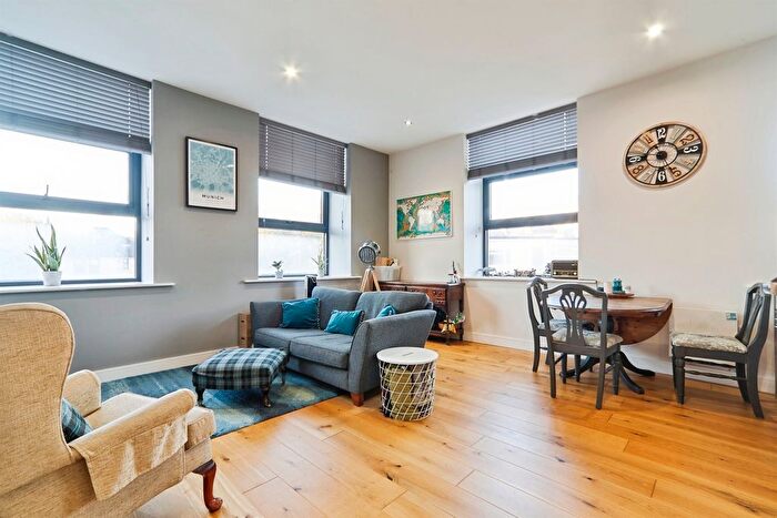 2 Bedroom Flat For Sale In Low Lane, Horsforth, Leeds, LS18