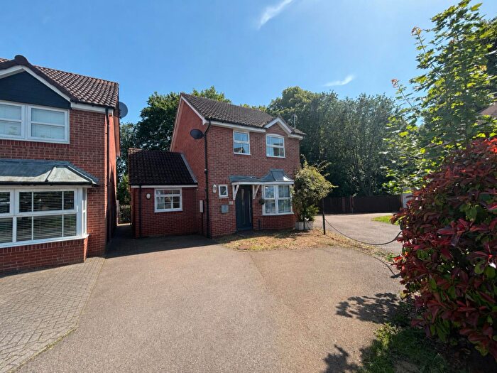 3 Bedroom Detached House For Sale In Langsett Close, Beau Manor, Northampton, NN3