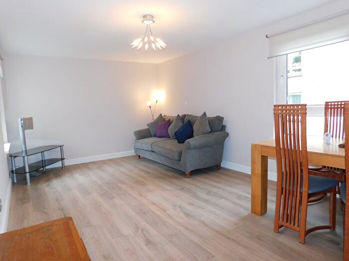 2 Bedroom Flat To Rent In , Kingsknowe Court, Edinburgh, EH14