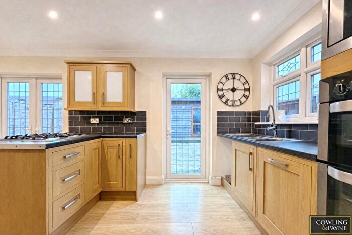 3 Bedroom Semi Detached House For Sale In Grange Avenue, Wickford, SS12