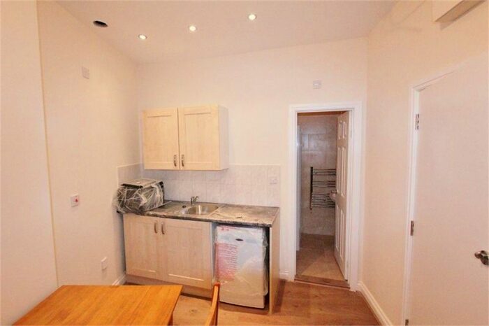 Studio To Rent In Bell Lane, London NW4