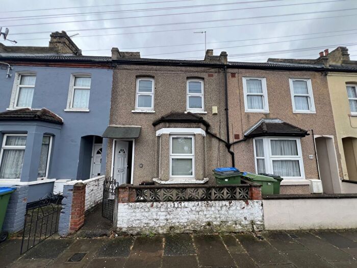 Terraced House To Rent In Barth Road, Plumstead, SE18