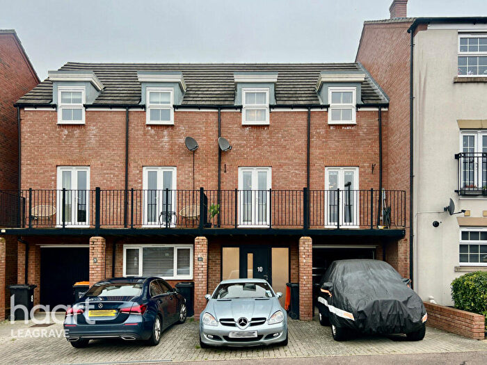 3 Bedroom Town House For Sale In Limestone Grove, Dunstable, LU5