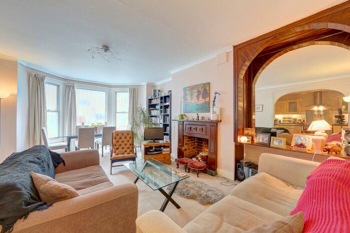 2 Bedroom Flat To Rent In Sinclair Road, London, Kensington, W14