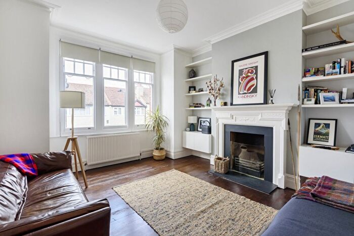 3 Bedroom Flat For Sale In Glencairn Road, Streatham, London, SW16