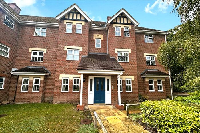 2 Bedroom Flat To Rent In Kingsley Square, Fleet, Hampshire, GU51