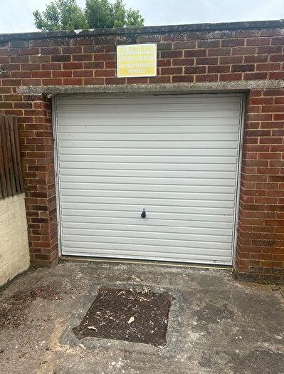 Garage / Parking To Rent In Croft Road, Swindon, SN1
