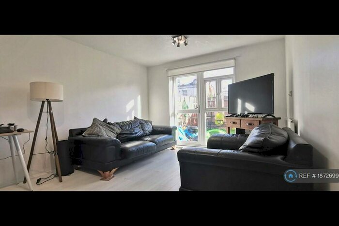 2 Bedroom Flat To Rent In Hughes Walk, Croydon, CR0