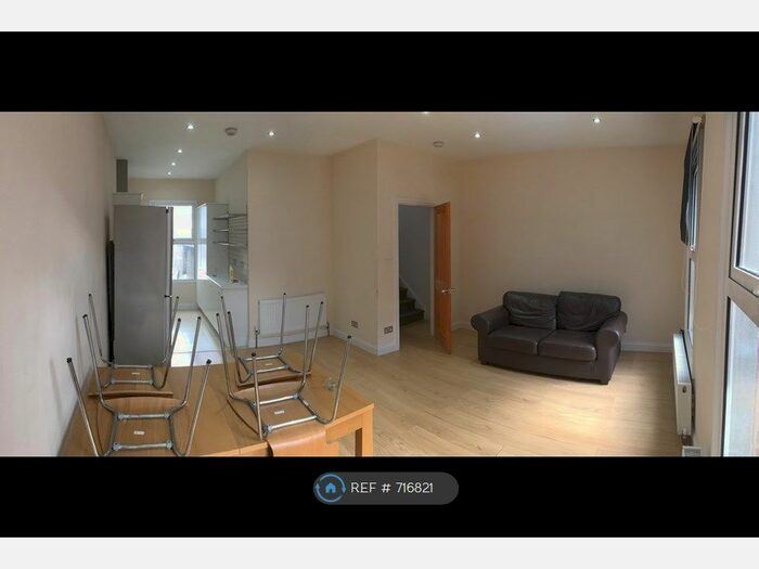 3 Bedroom Flat To Rent In Beck Rd, Hackney, E8