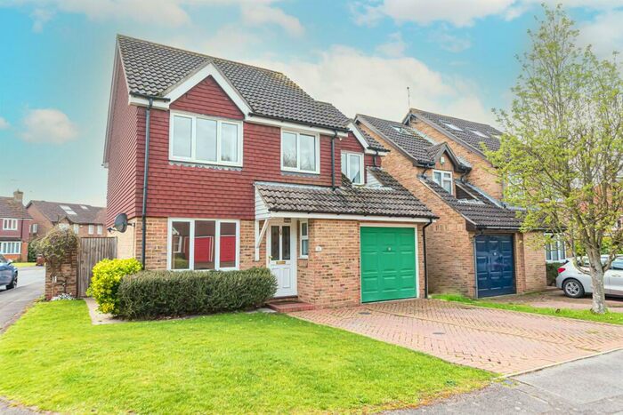 4 Bedroom Detached House To Rent In Trefoil Close, Wokingham, RG40