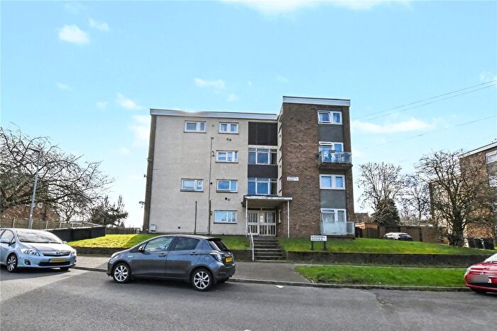 3 Bedroom Flat For Sale In Queenshill Avenue, Leeds, West Yorkshire, LS17