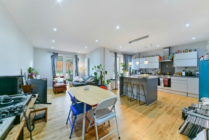 2 Bedroom Flat To Rent In East Dulwich Grove, London, SE22