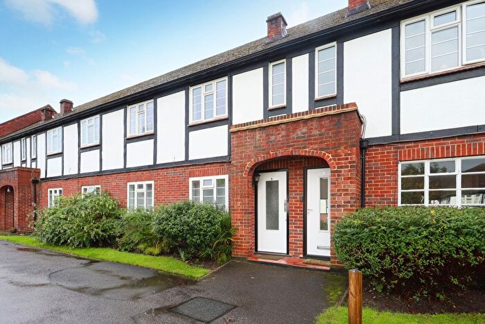 2 Bedroom Flat To Rent In Arlington Lodge Monument Hill, Weybridge, Surrey, KT13