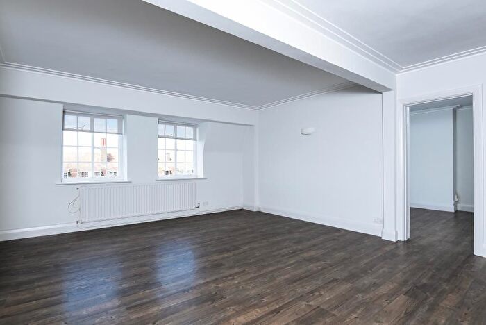 3 Bedroom Flat To Rent In Richmond Hill Court, Richmond Hill, TW10