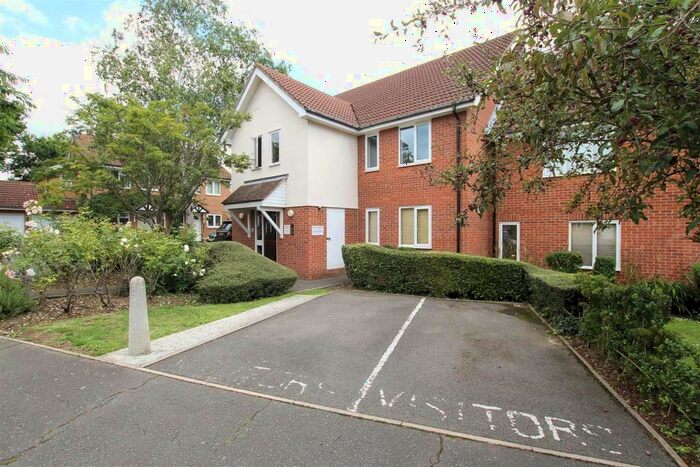2 Bedroom Flat To Rent In Wendover Gardens, Brentwood, Essex, CM13