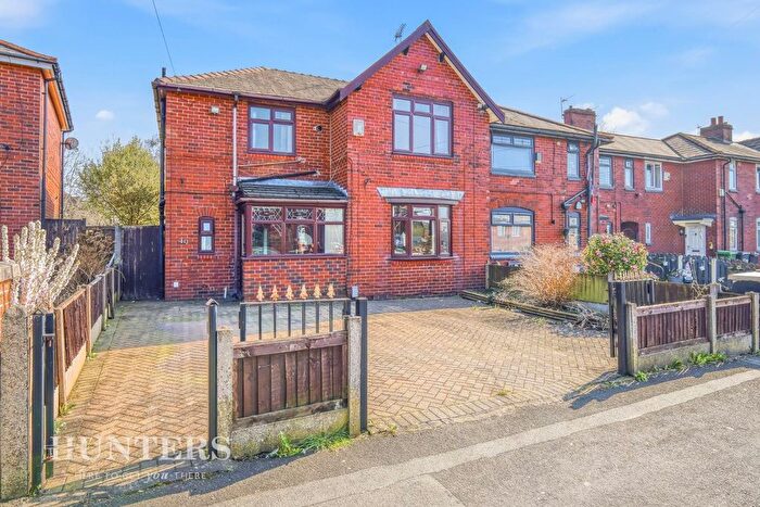 3 Bedroom Semi Detached House For Sale In Elm Road, Hollins, Oldham, OL8