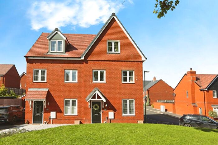 3 Bedroom Semi-Detached House For Sale In Pearce Row, Botley, Southampton, Hampshire, SO32