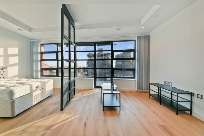 Flat To Rent In City Island Way, Canning Town, London, E14