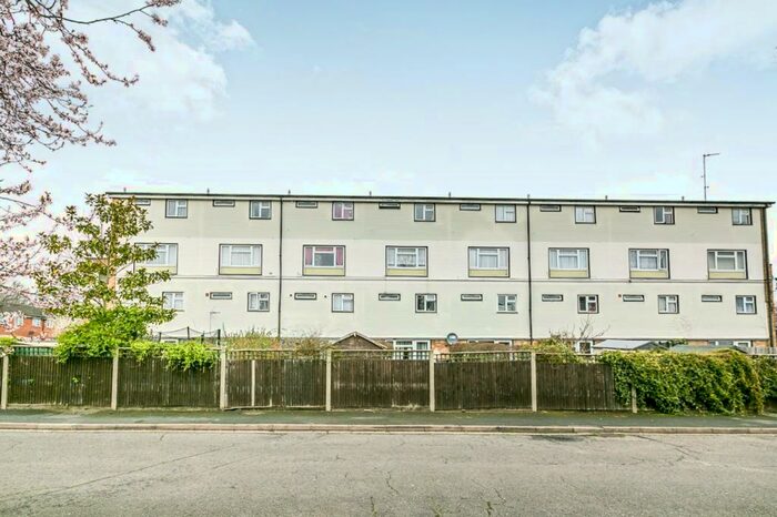 2 Bedroom Flat To Rent In Goldsworth Park, GU21