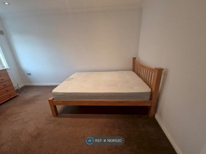 3 Bedroom Semi-Detached House To Rent In Balham Grove, London, SW12