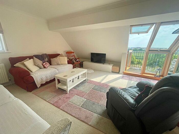 4 Bedroom Detached House For Sale In Goldcroft Avenue, Weymouth, DT4