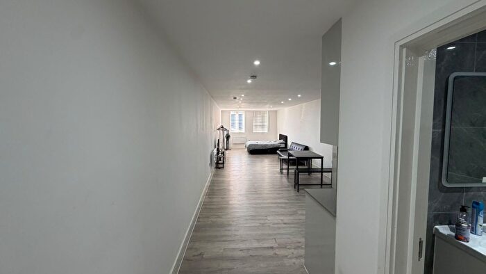 Studio To Rent In High Street, Hounslow, TW3