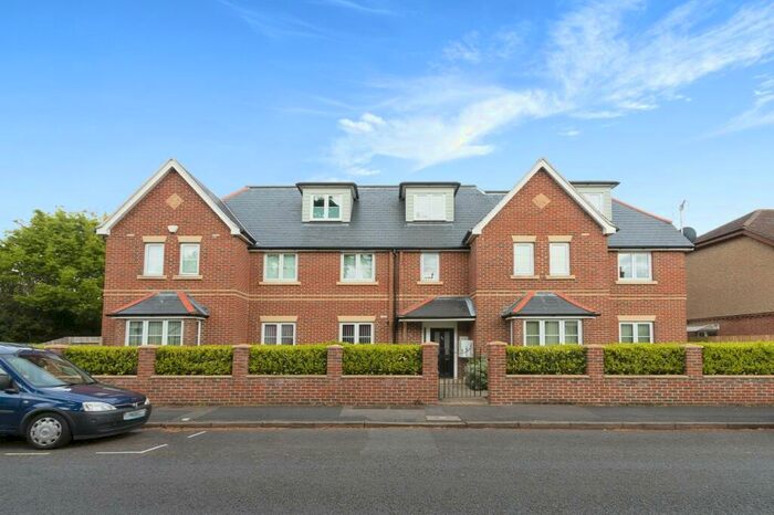 2 Bedroom Flat To Rent In Somerset Road, GU14