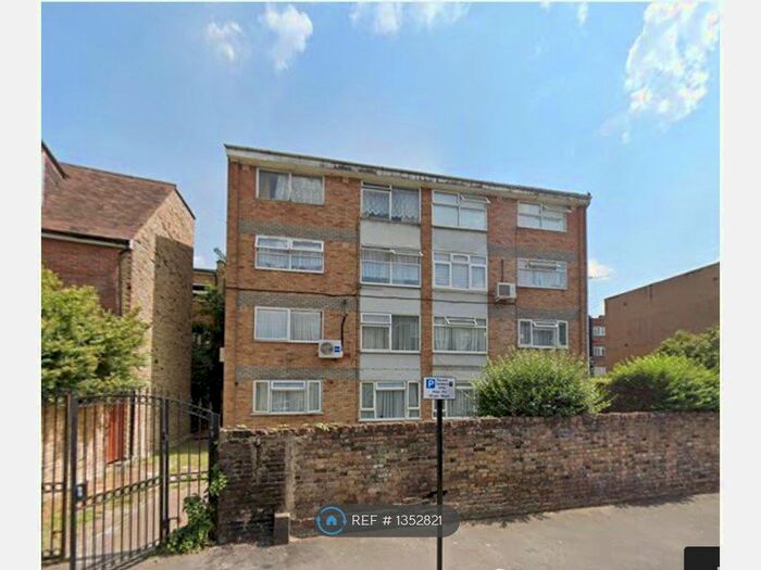 3 Bedroom Flat To Rent In Upper Clapton Road, London, E5