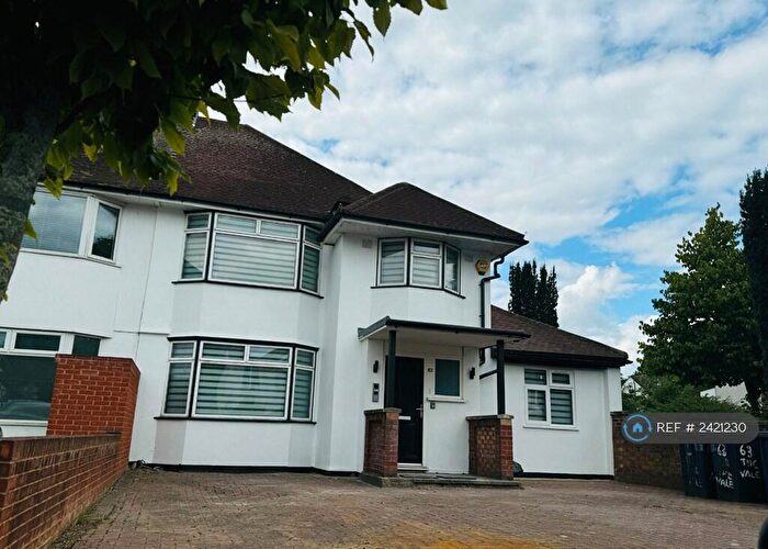 2 Bedroom Flat To Rent In The Vale, London, NW11