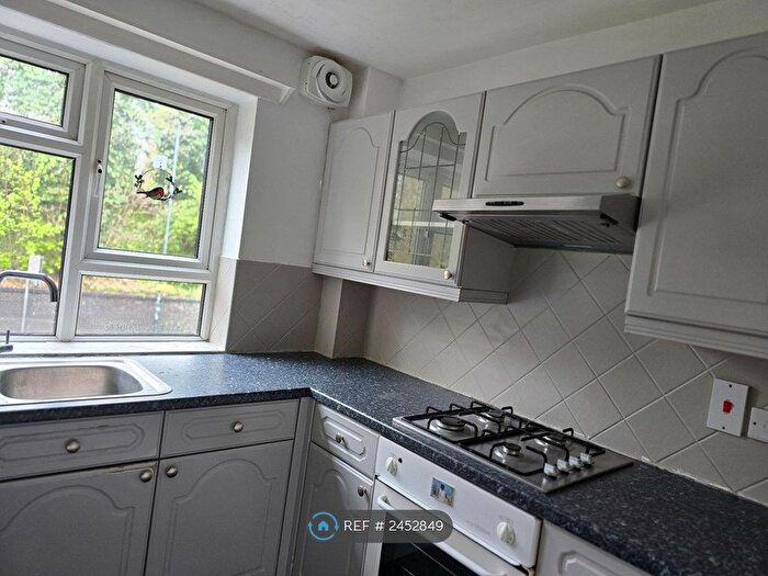 2 Bedroom Flat To Rent In Courtlands, Maidenhead, SL6