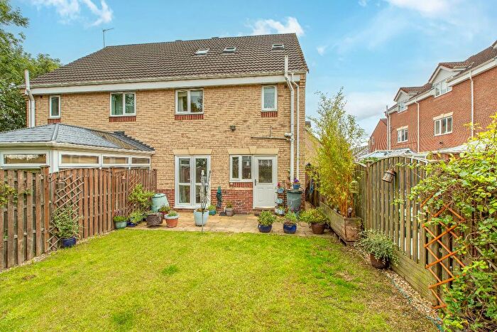4 Bedroom Semi-detached House For Sale In Buttercup Way, Drighlington, BD11