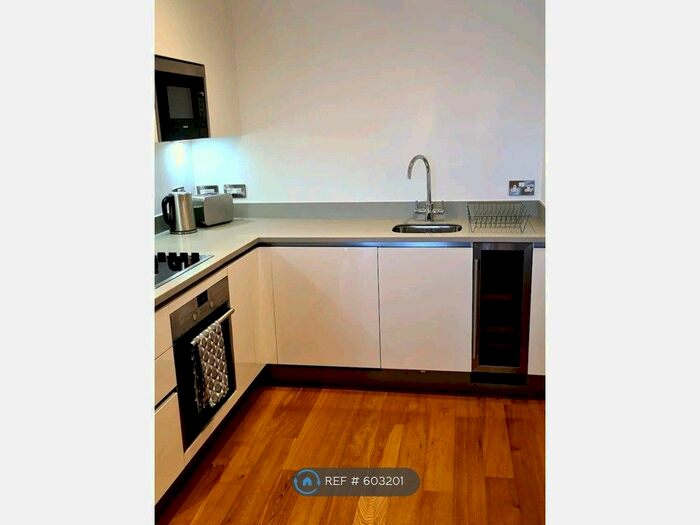 3 Bedroom Flat To Rent In Gateway House, London, N3