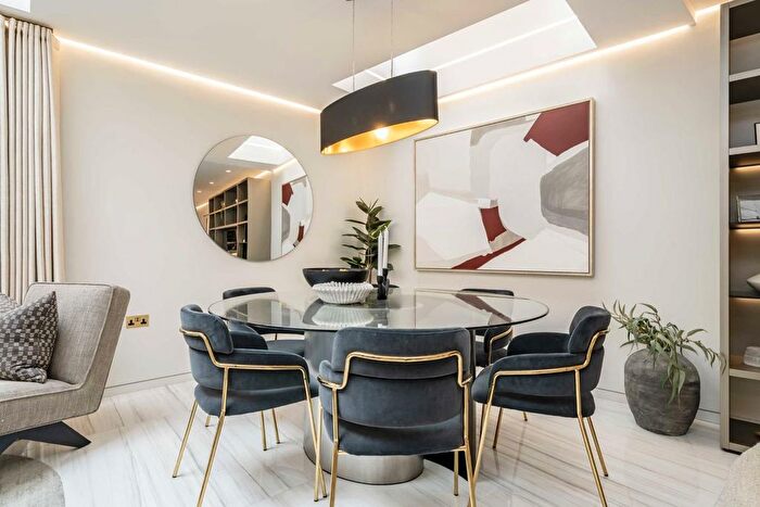 3 Bedroom Flat To Rent In South Molton Street, Mayfair, W1K