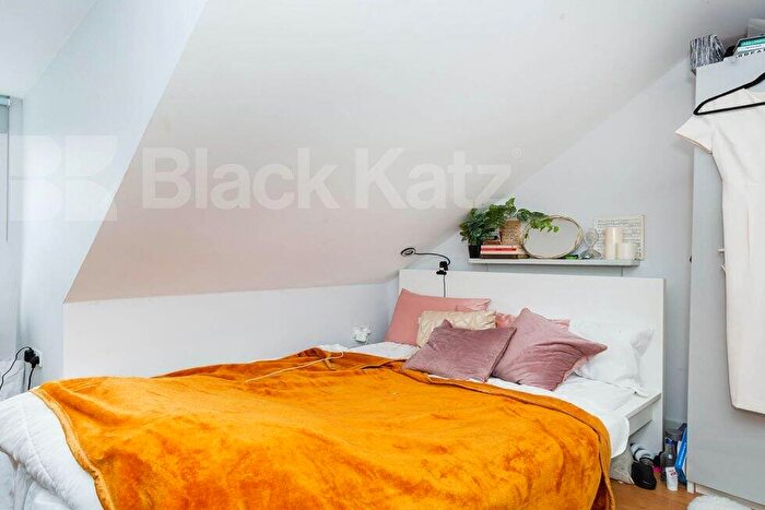 6 Bedroom Flat To Rent In Parolles Road, Archway, N19