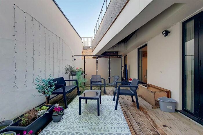 2 Bedroom Apartment To Rent In Balham High Road, London, SW12