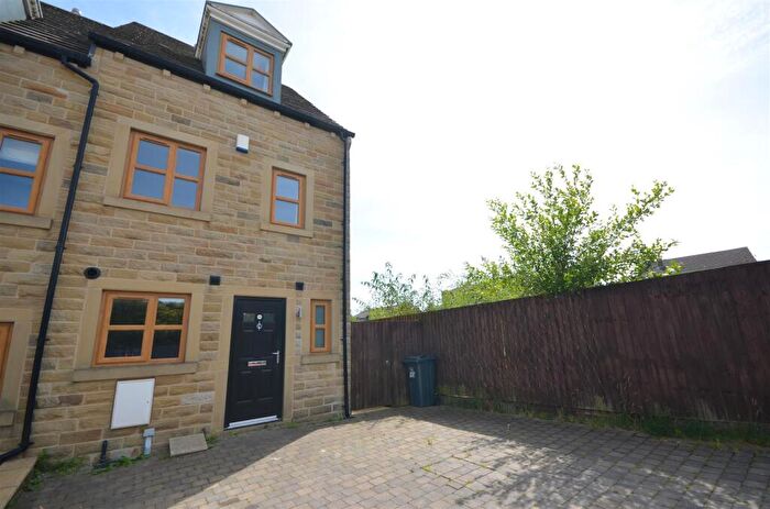 4 Bedroom Town House To Rent In Haven Close, Northowram, HX3