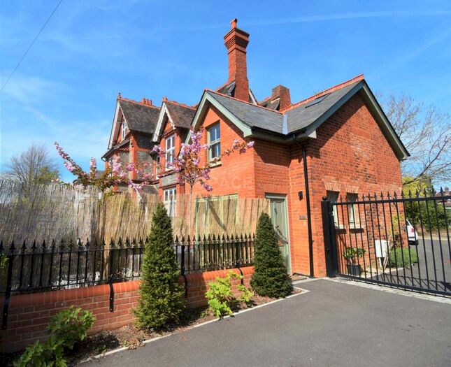 2 Bedroom Semi-Detached House To Rent In Hamilton Road, Reading, Berkshire, RG1