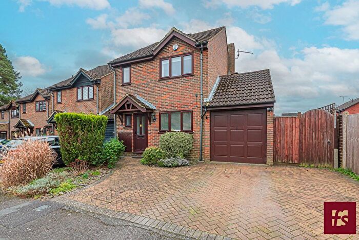 3 Bedroom Link Detached House For Sale In Horsham Road, Owlsmoor, Sandhurst, GU47