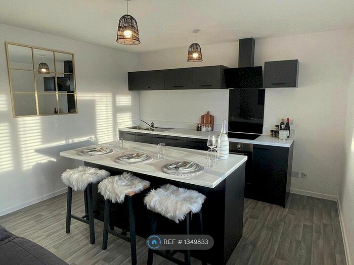 2 Bedroom Flat To Rent In Tytherington, Macclesfield, SK10