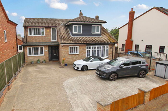 4 Bedroom Detached House For Sale In Bedford Road, Moggerhanger, Bedford, MK44