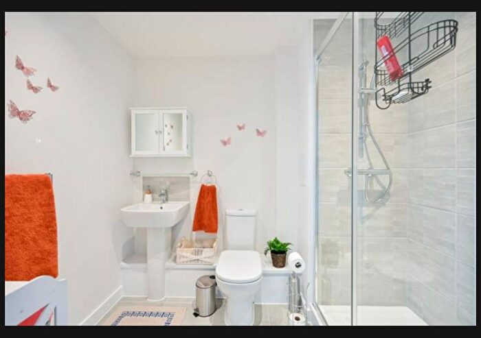 1 Bedroom Flat To Rent In Powdermill Close, New Malden, KT3