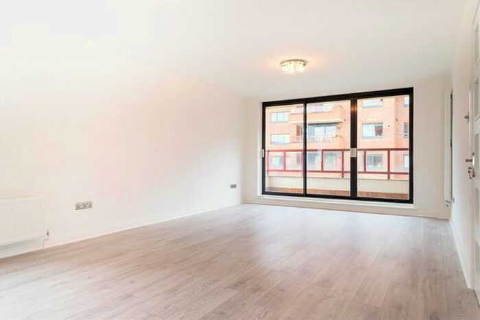 2 Bedroom Flat To Rent In Windsor Way, London, W14