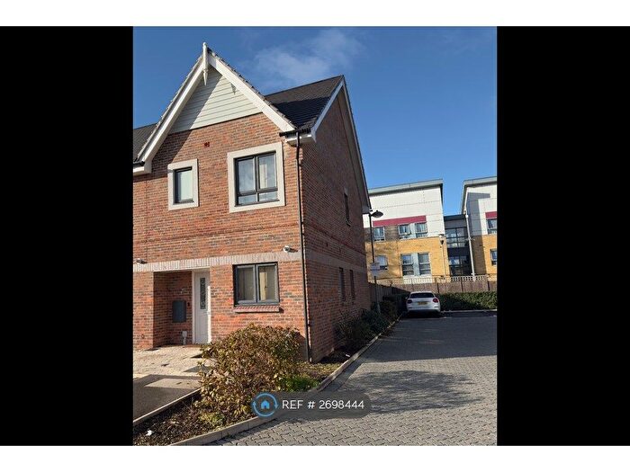 3 Bedroom End Terrace House To Rent In Richardson Close, Aylesbury, HP19