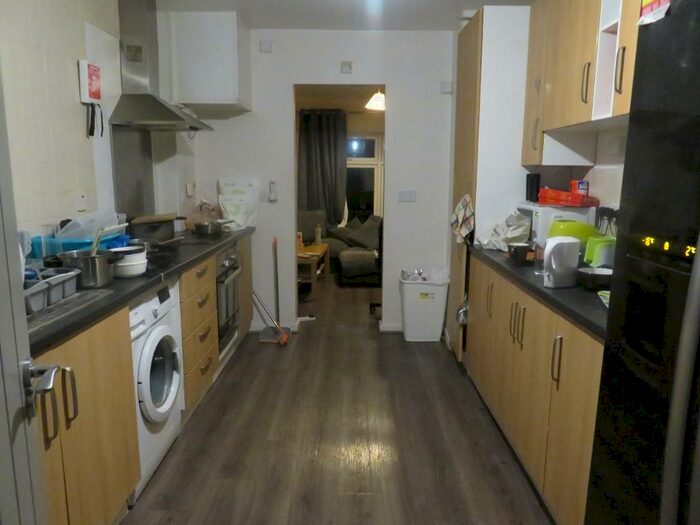 5 Bedroom Semi-Detached House To Rent In Oundle Drive, Nottingham, NG8