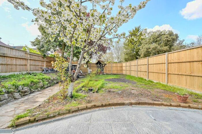 2 Bedroom Flat To Rent In Crown Lane, Streatham Common, London, SW16