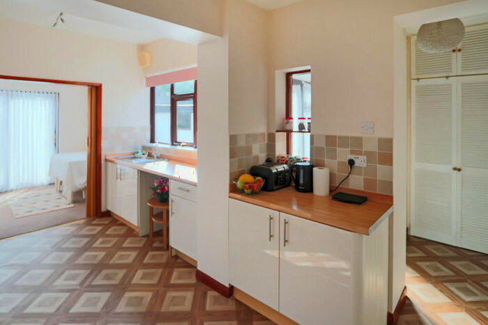 2 Bedroom Semi-Detached House For Sale In Waddington Avenue, Coulsdon, CR5