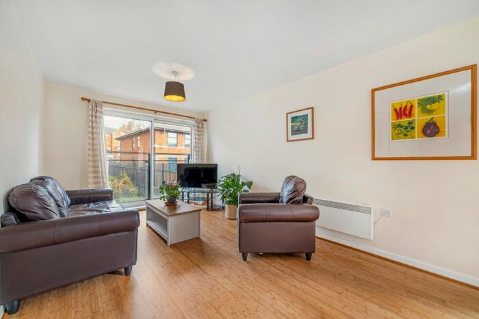 2 Bedroom Flat To Rent In Highwood Close, East Dulwich, London, SE22