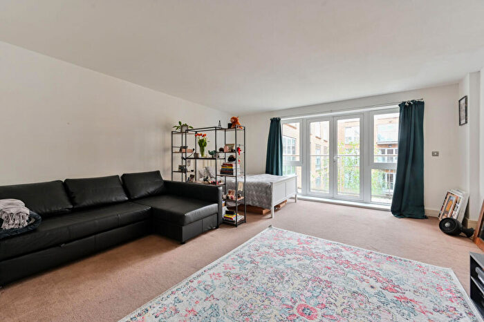 Studio To Rent In Kingsway Square, Battersea, London, SW11