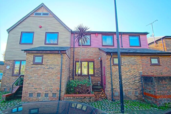 5 Bedroom Semi-Detached House For Sale In Lagado Mews, London, SE16